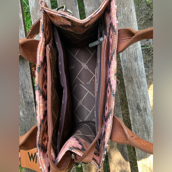 Like new! Wrangler Aztec crossbody/tote purse, Lovely warm Carmel color theme. - Picture 4 of 8